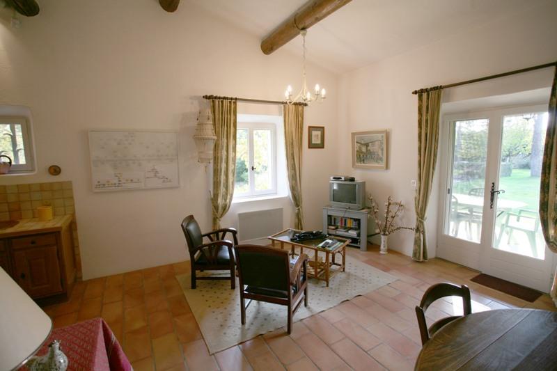Proche Gordes, ensemble de deux maisons sur plus d'un hectare
